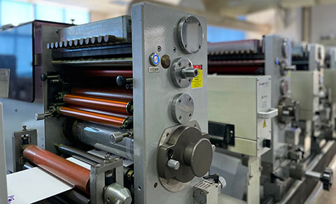 镀铝与铝箔不干胶标签材料的区别与不同